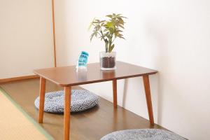 White Sakura Three Floor Japanese Entire House for 9 3 Toilets 2 Baths Family Friendly Direct to Airport Namba and Dotonbori