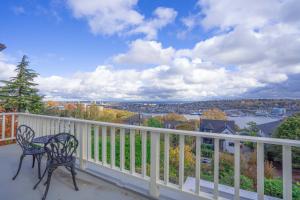 Queen Anne Gem - Views of Space Needle & Lake