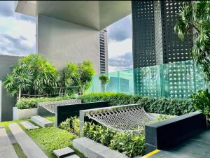 Thonglor Next to BTS Modern Condo - Fitness gym with full view