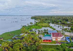 Celestiah Lakeshore Kochi by VOYE HOMES - Calm backwater villa in Kumbalangi
