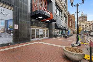 Indy City Views - Walk to Stadium - Convention Center - Arcades - Sleeps 8 - Gym