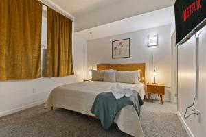 Indy City Views - Walk to Stadium - Convention Center - Arcades - Sleeps 8 - Gym