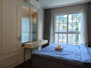 Grand Florida芭提雅带免费游泳池温泉和健身房和办公区水上花园公寓E208