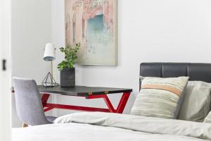 Modern 3BR Mascot Retreat Walk to Train Airport