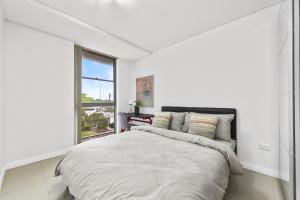 Modern 3BR Mascot Retreat Walk to Train Airport