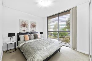 Modern 3BR Mascot Retreat Walk to Train Airport