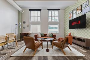 Urban Indy Retreat -Dedicated Workspace- Gym- Walk to Convention- Perfect for Family