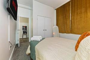 Urban Indy Retreat -Dedicated Workspace- Gym- Walk to Convention- Perfect for Family