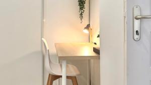 Central Studio - Bright & Modern - Private Terrace - AirCon - Near Train & Beach