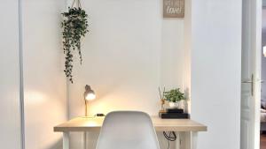 Central Studio - Bright & Modern - Private Terrace - AirCon - Near Train & Beach