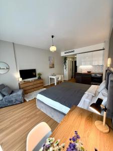 Вид на закат, море и бассейн