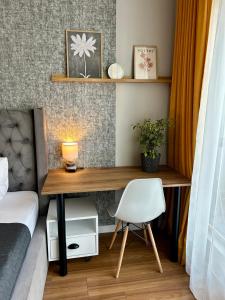 Вид на закат, море и бассейн