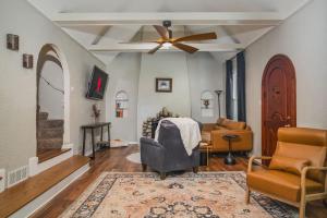 Whimsical Historic Getaway Near Golf Skiing and Wisconsin Southern Lakes