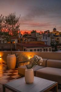 Historic Villa with Hot Tub Beneath the Acropolis