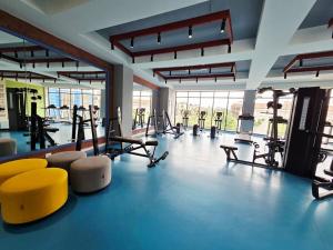 Cozy Pool Resort Near Airport