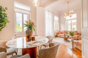 Historic Villa with Hot Tub Beneath the Acropolis