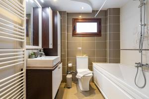 Harbour - 90sqm Spacious 2-Balcony Apartment in Chania Old Town, Venetian Port