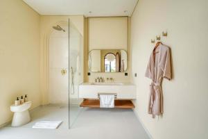 Parisian 2BR Luxury Villa 8mins walk to Beach