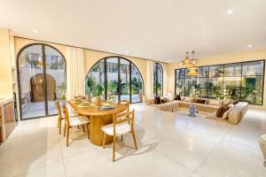 Parisian 2BR Luxury Villa 8mins walk to Beach