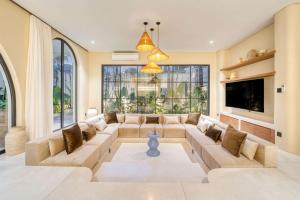 Parisian 2BR Luxury Villa 8mins walk to Beach