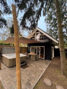 Wellness Tuin - Ultieme Partner Beleving - Privé Wellness Vakantiehuis met Privé Jacuzzi in Privé tuin, Privé Indoor Sauna en Privé Indoor Stoomcabine in Koloniale Stijl - Gratis Fles Prosecco & Leuke Partner Connect Box !