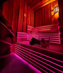 Wellness Tuin - Ultieme Partner Beleving - Privé Wellness Vakantiehuis met Privé Jacuzzi in Privé tuin, Privé Indoor Sauna en Privé Indoor Stoomcabine in Koloniale Stijl - Gratis Fles Prosecco & Leuke Partner Connect Box !