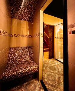 Wellness Tuin - Ultieme Partner Beleving - Privé Wellness Vakantiehuis met Privé Jacuzzi in Privé tuin, Privé Indoor Sauna en Privé Indoor Stoomcabine in Koloniale Stijl - Gratis Fles Prosecco & Leuke Partner Connect Box !