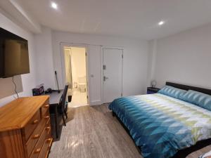Newly Renovated Room, 1 Double & 1 Single Bed, Private Ensuite, Peckham Rye Zone 2