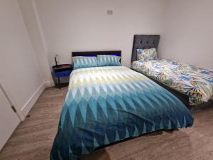 Newly Renovated Room, 1 Double & 1 Single Bed, Private Ensuite, Peckham Rye Zone 2