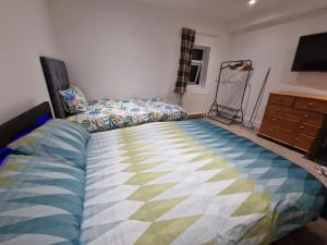 Newly Renovated Room, 1 Double & 1 Single Bed, Private Ensuite, Peckham Rye Zone 2