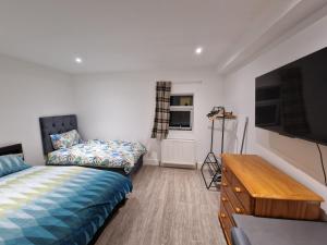 Newly Renovated Room, 1 Double & 1 Single Bed, Private Ensuite, Peckham Rye Zone 2