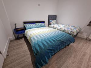 Newly Renovated Room, 1 Double & 1 Single Bed, Private Ensuite, Peckham Rye Zone 2