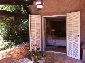 B&B / Chambres d'hotes Villa l'Air du temps : Appartement - Vue sur Jardin