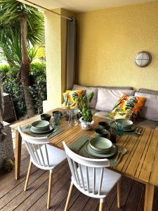 Rez de jardin Privatif clos-batiment centre FH007 -Appartement avec chambre -Parking couvert - climatisation - vue Mer -cap Estérel Pierre et vacances