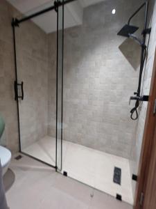 Elegant Apartment with King-Size Bed, Premium Amenities, 5 Pools & Free Parking