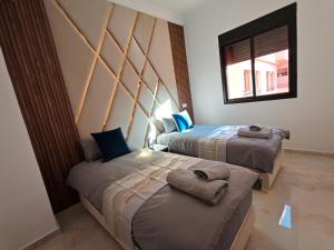 Elegant Apartment with King-Size Bed, Premium Amenities, 5 Pools & Free Parking