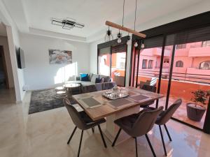 Elegant Apartment with King-Size Bed, Premium Amenities, 5 Pools & Free Parking