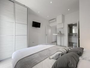 Paladin Studio Apartments