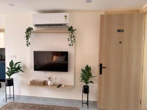 Cozy Studio with Private Terrace & Golf Course View Road