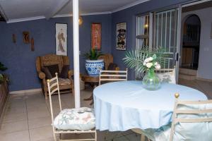 House - Sleeps 6 - Pets Ok - Pool - Parking