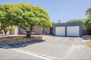 Private Garden Flat Blouberg Beach