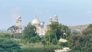 The Courtyard Palace