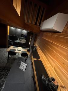 Himos Tomba, Areenan alue