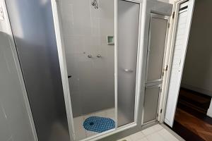 Apto Clássico, 2 quadras da Praia, Copacabana Palace e Metrô - Ar Condicionado - Muito bem Equipado