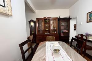 Apto Clássico, 2 quadras da Praia, Copacabana Palace e Metrô - Ar Condicionado - Muito bem Equipado