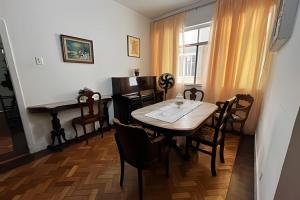 Apto Clássico, 2 quadras da Praia, Copacabana Palace e Metrô - Ar Condicionado - Muito bem Equipado