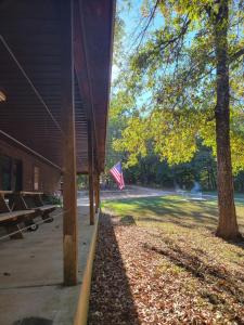 Spacious Cabin Rental for Large Groups near Onondaga Cave State Park in Missouri