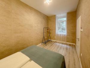 S8 Downtown Apartments with Optional Garage