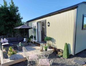 Delightful cosy shepherds hut at Victorian Station