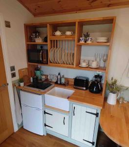Delightful cosy shepherds hut at Victorian Station